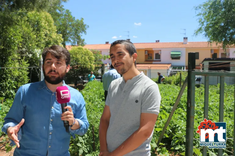 imagen de Julián Céspedes durante la grabación del programa de CMT sobre el huerto del abuelo , julio 2018
