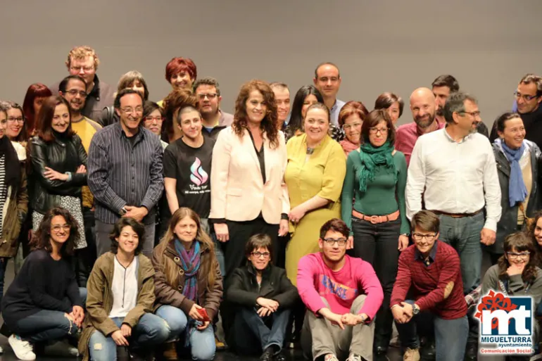 imagen de autoridades, director y protagonista del Viaje de Carla y asistentes a la proyección, mayo 2016