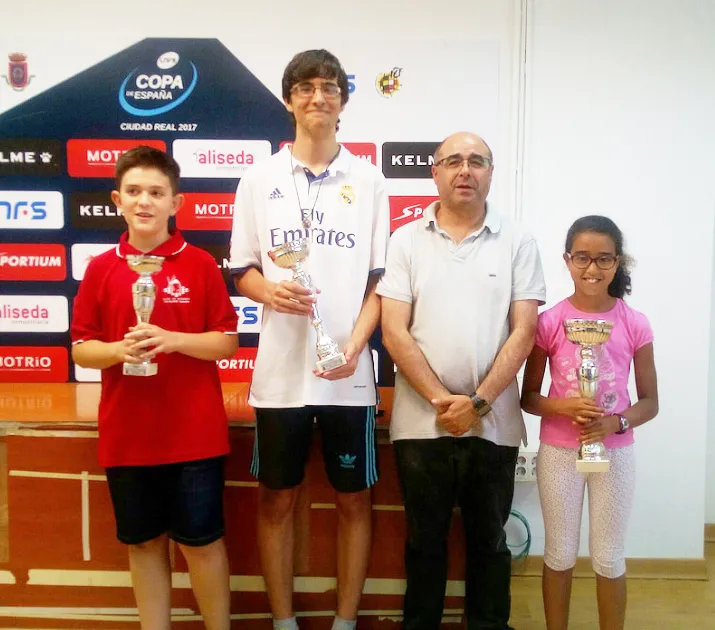 imagen de participantes y monitor ajedrez en el torneo, junio 2017