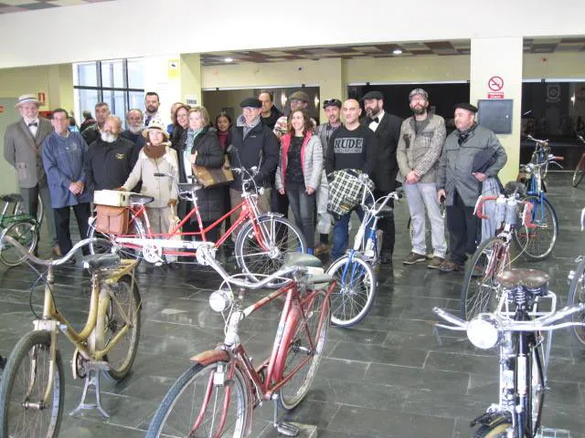 imagen de organizadores y participantes en el encuentro de bicicletas clásicas, marzo 2018, fuente imagen Asociación Bicicletas Clásicas Miguelturra