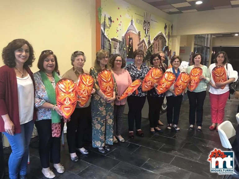 imagen del encuentro de encajeras de Miguelturra 2018, concejala y participantes