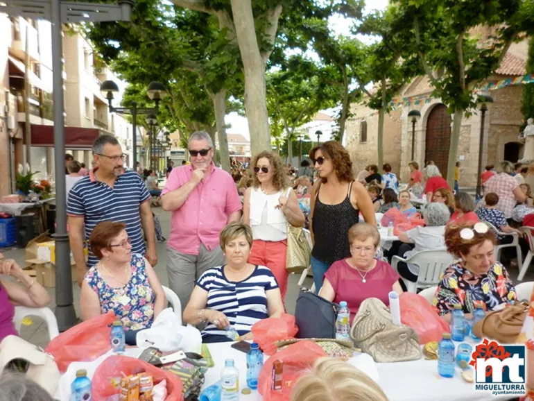 imagen de concejales, concejala y participantes en el Encuentro de Encajeras, mayo 2017