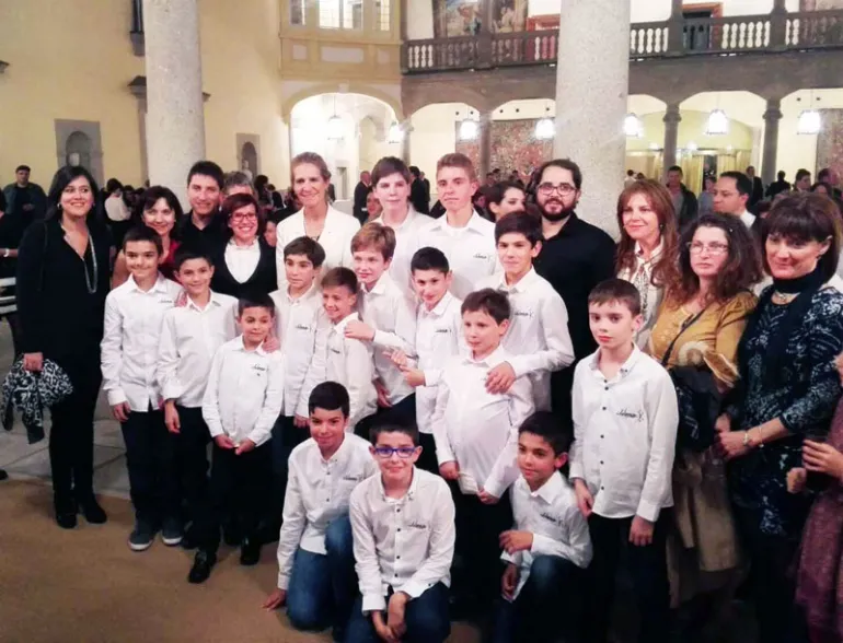 imagen de la Infanta Elena de Borbón acompañada del grupo coral Aeternam y autoridades locales, octubre 2015