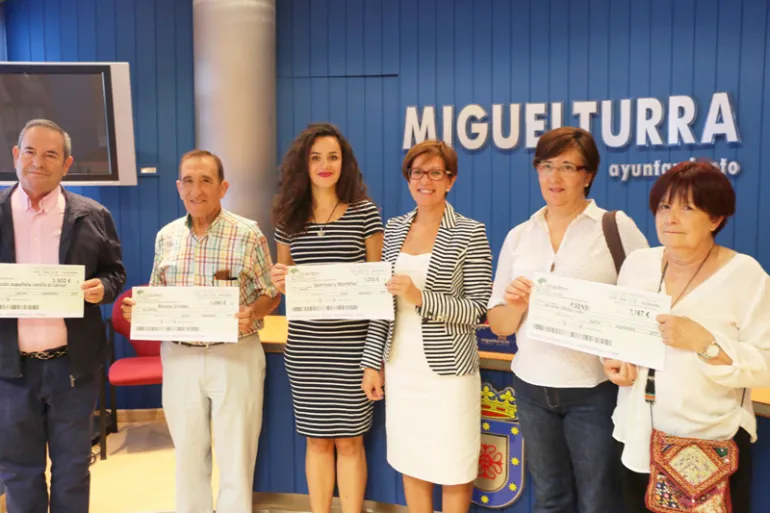 imagen de la entrega de los cuatro cheques solidarios, alcaldesa y representes de las ongs, septiembre 2017