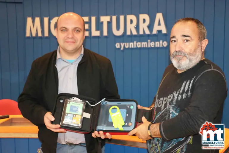 imagen de la entrega de los tres nuevos desfibriladores, febrero 2o16