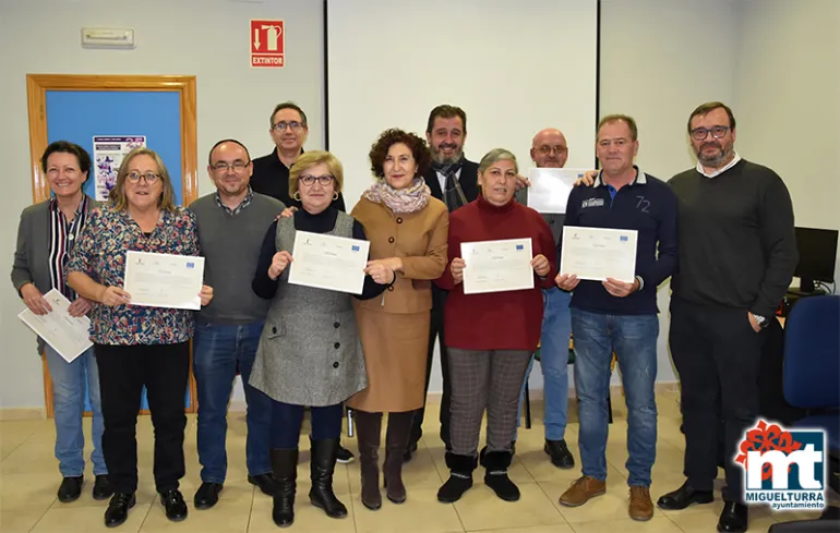 imagen grupal entrega diplomas del currso CapacitaTIC+55 en Miguelturra, diciembre 2019