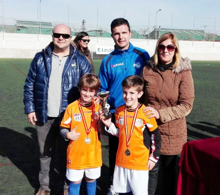 imagen del Concejal de Deportes y entregando medallas en la Concentración, diciembre 2015