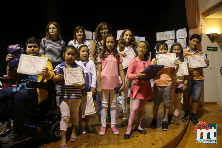 imagen de autoridades, técnicas del consistorio y personas premiadas concurso carteles y eslóganes, abril 2017