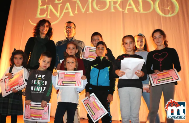 imagen de autoridades, organización, ganadoras y entrega premios Concurso Marcapáginas Biblioteca Miguelturra 2018