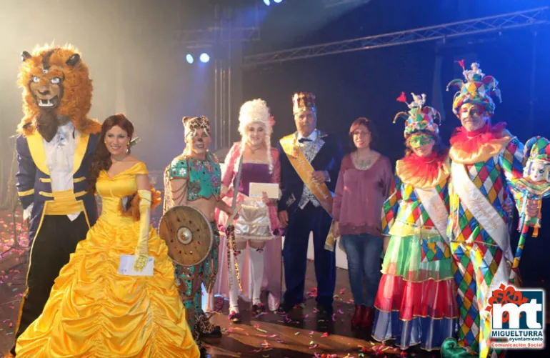 imagen de autoridades ypersonas ganadoras Concurso Trajes del Carnaval 2016