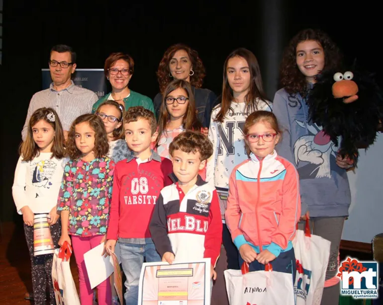 imagen grupal de autoridades y premiadas del concurso de marcapáginas, octubre 2017