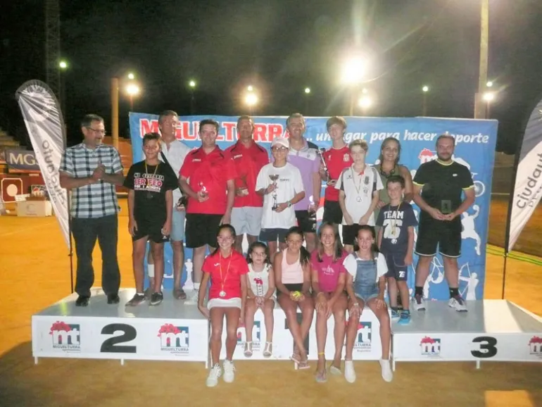 imagen podio de entrega premios Tenis Tierra Batida 2016, fuente imagen Club Tenis Miguelturra