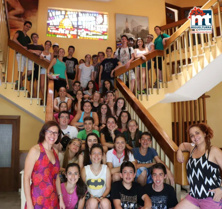 imagen de alcaldesa y grupo de Erasmus Plus, recibido en el Ayuntamiento, junio 20125