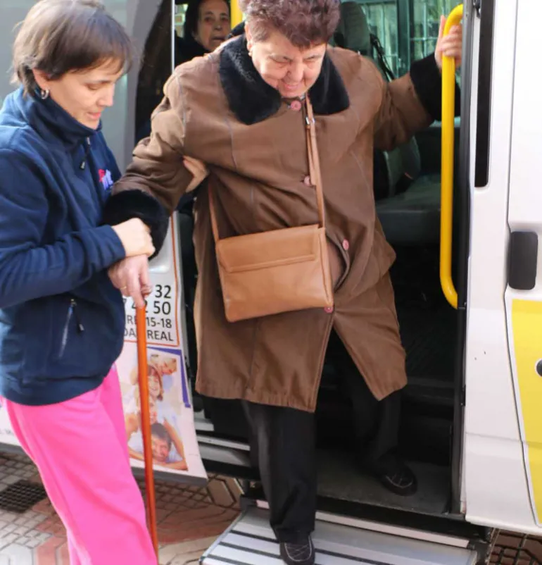 imagen de persona bajando del minibús del Ayuntamiento, febrero 2016