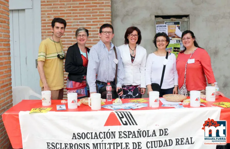 imagen de Victoria Sobrino en la mesa petitoria de la asociación de Esclerosis múltiple en Ciudad Real, mayo 2016