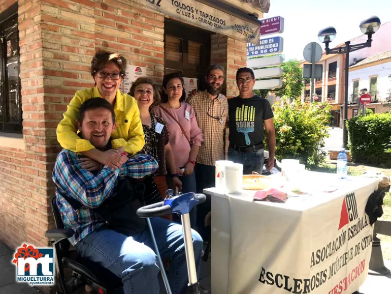 imagen de Victoria Sobrino con participantes y organizadores de la mesa petitoria, mayo 2019