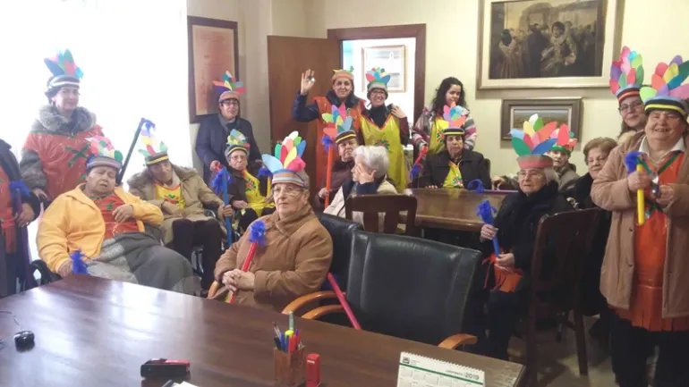 imagen de personas del servicio de Estancias Diurnas en el despacho de Victoria Sobrino durante el Carnaval 2018