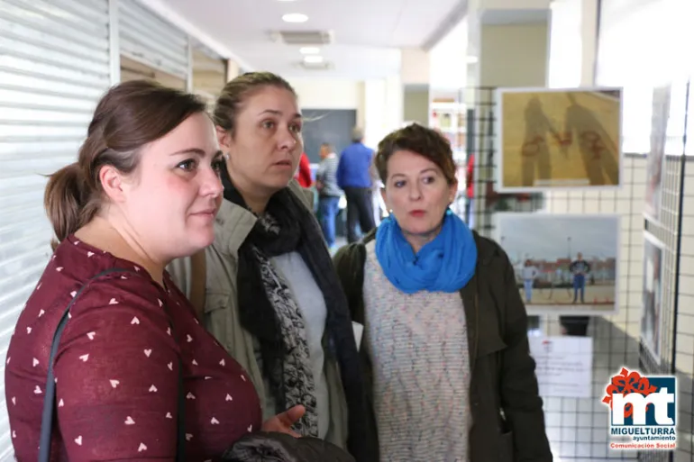 visita institucional a la exposición fotográfica en el Mercado, noviembre 2015