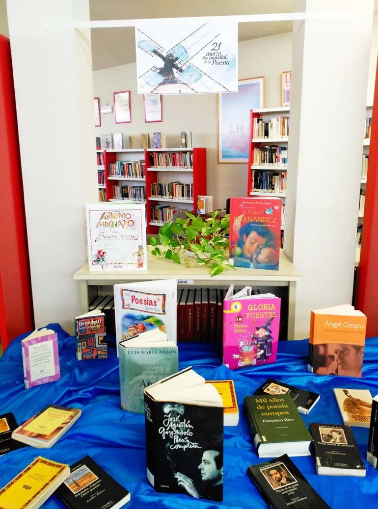 imagen de los libros expuestos con motivo del Día Mundial de la Poesía, marzo 2018