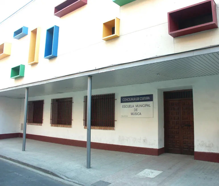 imagen de archivo de la fachada de la Escuela de Música y Danza de Miguelturra