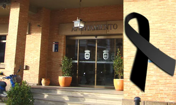 imagen fachada del Ayuntamiento de Miguelturra con crespón negro por el fallecimiento de Gonzalo Buján, febrero 2018