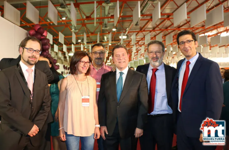 imagen de Victoria Sobrino y Miguel Fernández junto al resto de autoridades en Fenavin Contact, junio 2016