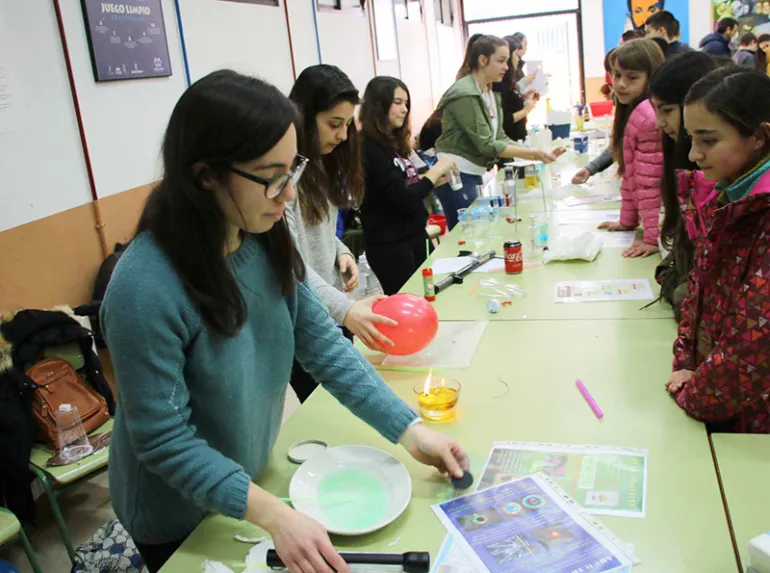 imagen del alumnado durante la presentación de sus experimentos, marzo 2018