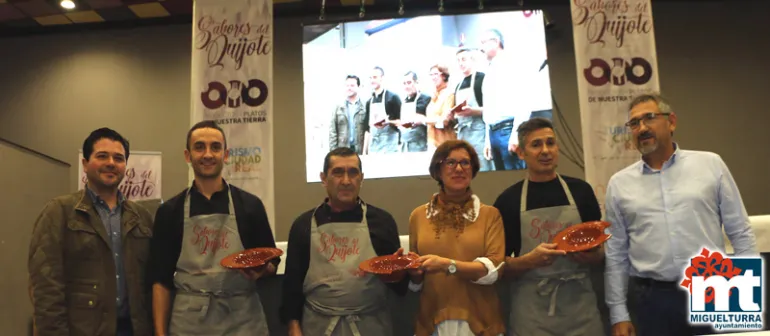 imagen de autoridades y participantes en la feria Sabores del Quijote, noviembre 2018