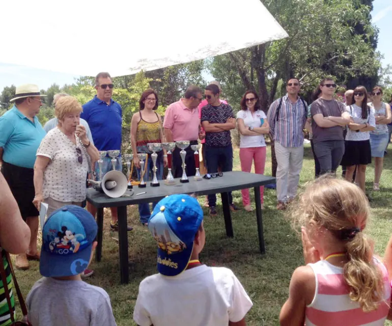 imagen de Victoria Sobrino en las Fiestas de la Cobatilla junto a organización, otros miembros de la corporación, vecinos y vecinas, junio 2016