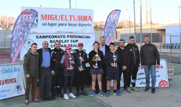 imagen final ganadores y ganadoras, organización y autoridades, Torneo Babolat 2019, fuente imagen Club Tenis Miguelturra