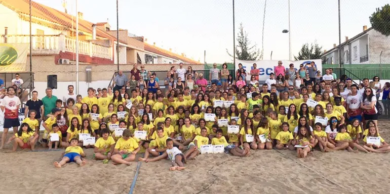 imagen de participantes y organización del Clínic Vóley Playa 2017, imagen ADV Miguelturra