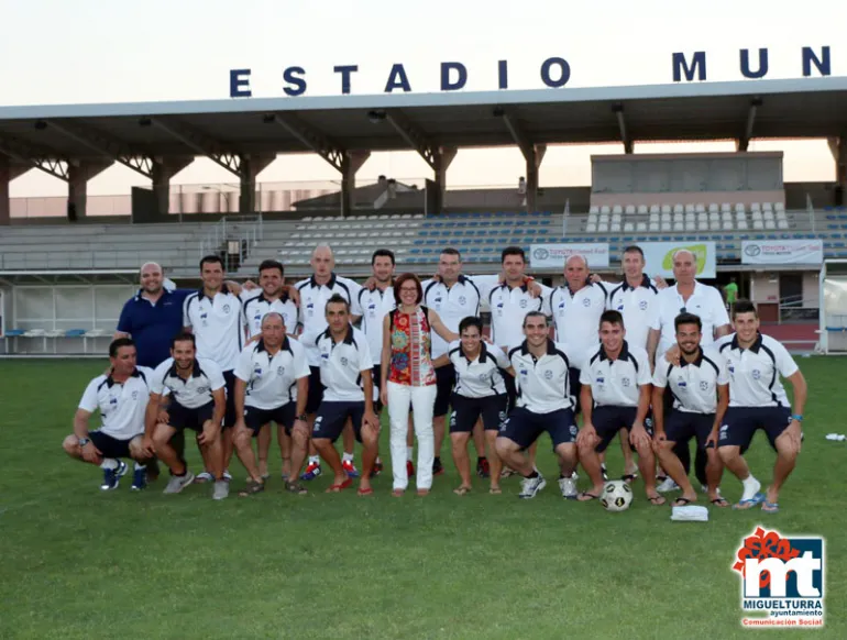 imagen grupal autoridades y equipo técnico Campus Fútbol 2015 al finalizar éste