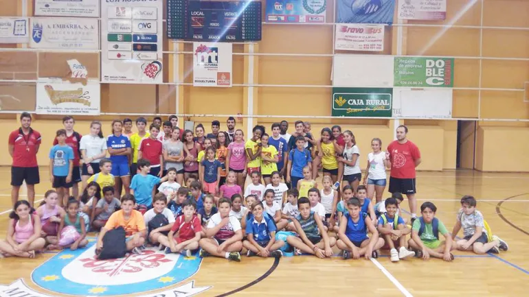 imagen grupal participantes taller de balonmano, agosto 2017