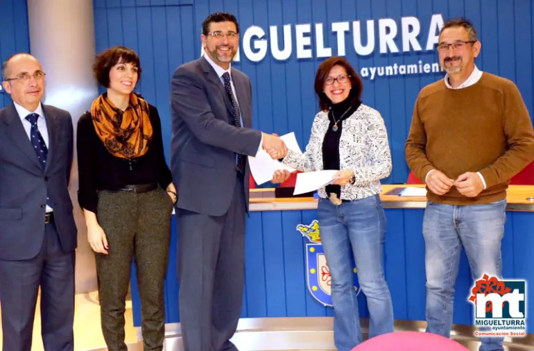 imagen tras la firma del convenio entre Ayuntamiento de Miguelturra y BBVA, enero 2016