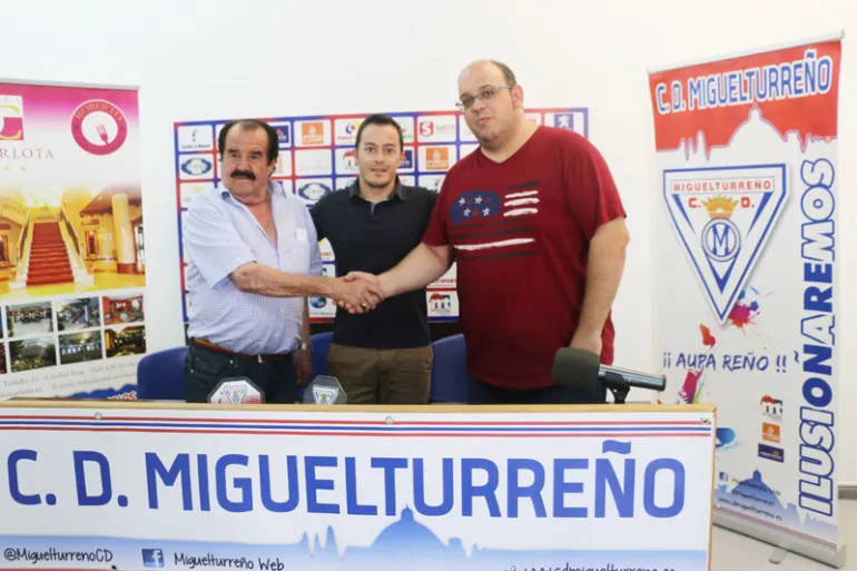 imagen firma del acuerdo entre clubes de fútbol de Miguelturra, junio 2017