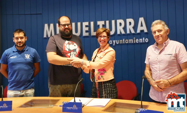 imagen de la firma del convenio entre Ayuntamiento y Acedem, septiembre 2017