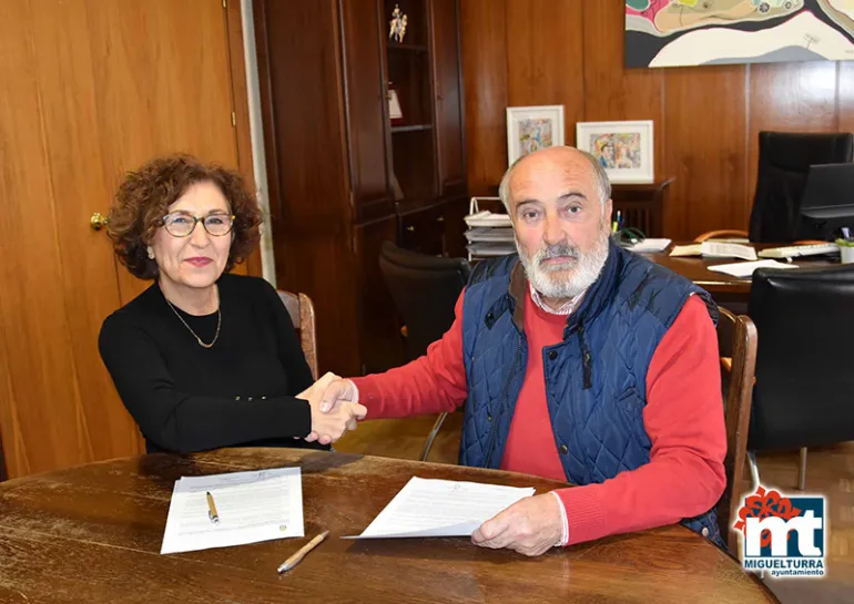 imagen firma convenio, Laura Arriaga y Claudio Fernández, octubre 2019