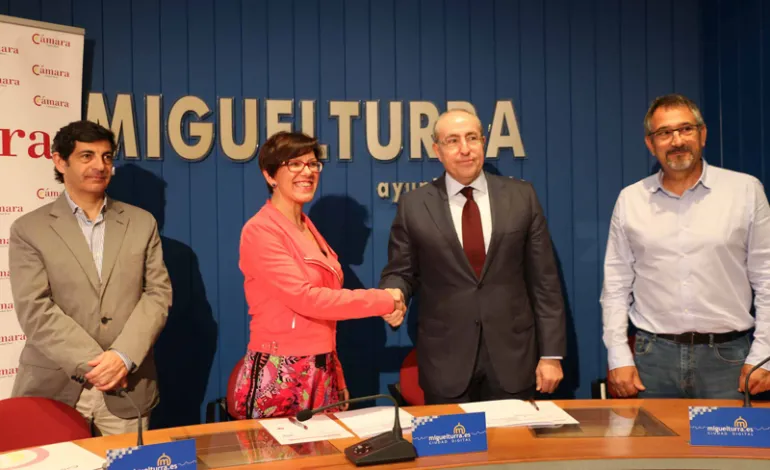 imagen de la firma del convenio entre Cámara de Comercio y Ayuntamiento de Miguelturra, junio 2018