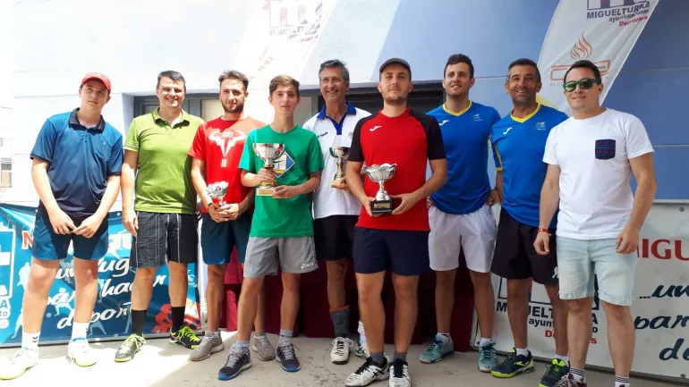 imagen de organización, concejal de Deportes, participantes y ganadores, 8 junio 2019, fuente imagen Club Tenis Miguelturra