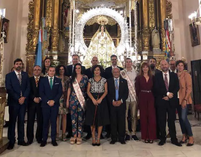 imagen de la Corporación Municipal con la Virgen de la Estrella tras ella, septiembre 2019