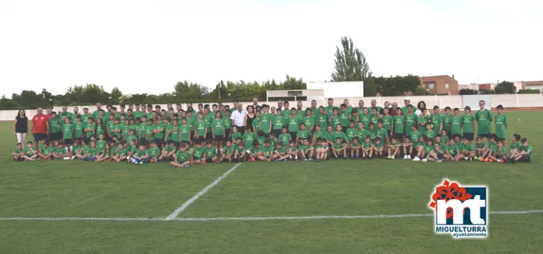 imagen grupal de autoridades, organización y participantes del Campus de Fútbol 2019 de Miguelturra