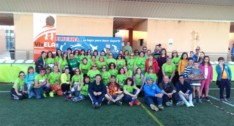 imagen grupal de participantes, autoridades y organización tras la Carrera por la Igualdad 2019