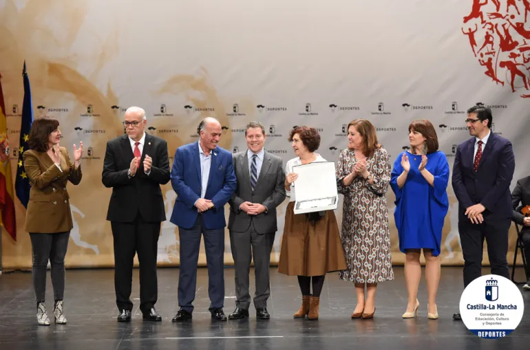 imagen de autoridades y premiados en uno de los momentos de la Gala, febrer0 2020, fuente imagen JCCM
