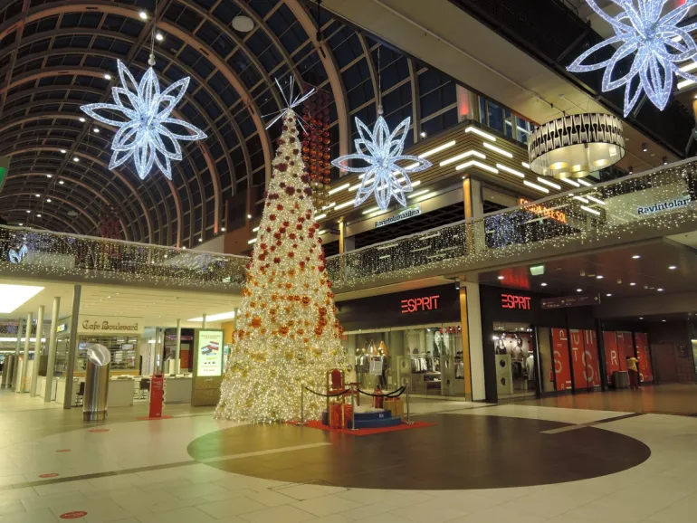 imagen de una galería comercial decorada en Navidad