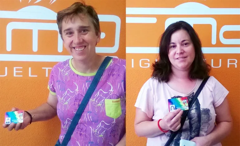 imagen de dos de las tres ganadoras del concurso del Facebook de Deportes, verano 2015