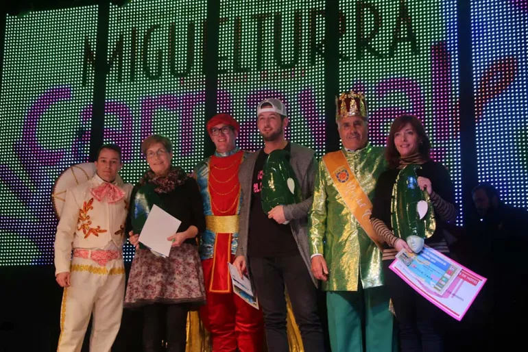 Personas ganadoras y autoridades del Primer Concurso de Escaparates del Carnaval de Miguelturra