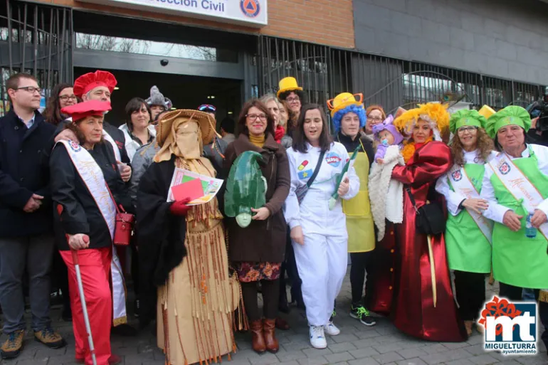 imagen de autoridades, jurado y personas ganadoras concurso Fruta en Sartén Carnaval 2017 Miguelturra