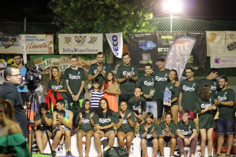 imagen de los ganadores y ganadoras del Torneo Vóley Playa Miguelturra 2016, fuente imagen ADV Miguelturra