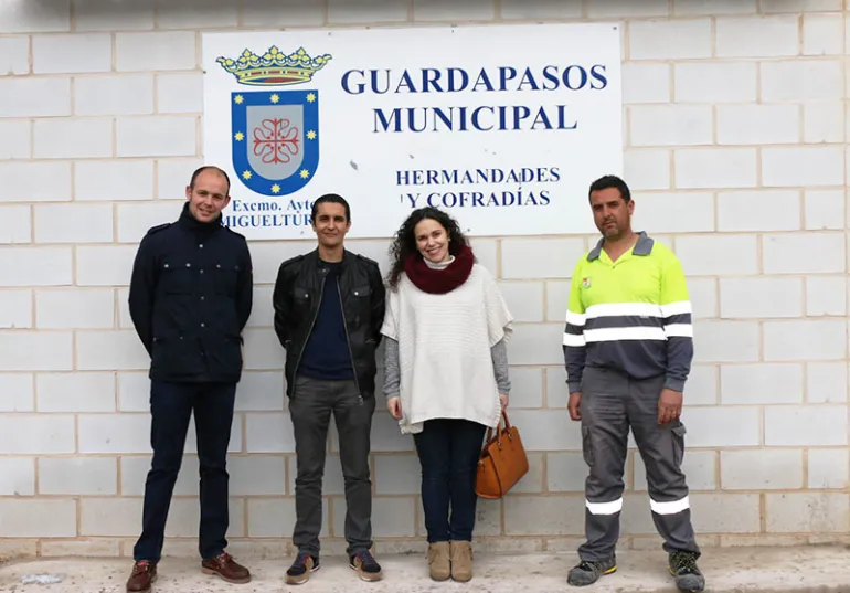 imagen frente al cartel indicativo del Guardapasos, marzo 2016