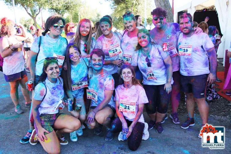 imagen de jóvenes en la Carrera de Polvos de Colores, Miguelturra 2017